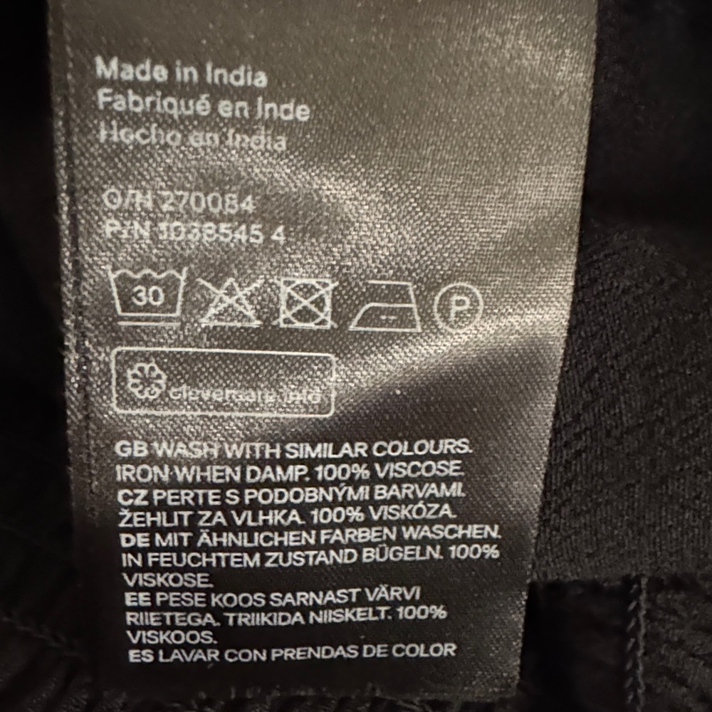 H&M Chic Black V-Neck Blouse - Picture 5 of 5